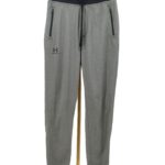 Szare męskie spodnie dresowe joggery Under Armour z czarnym pasem przód.