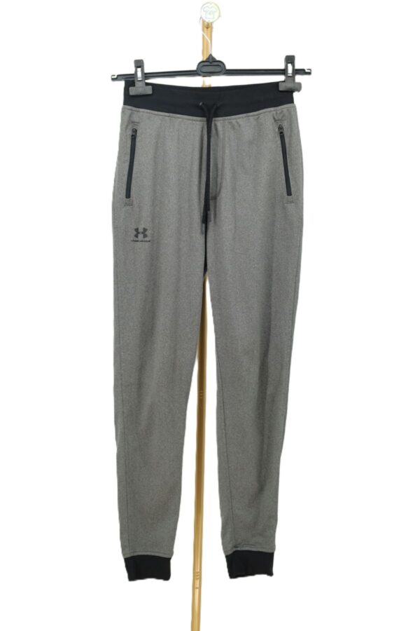 Szare męskie spodnie dresowe joggery Under Armour z czarnym pasem przód.