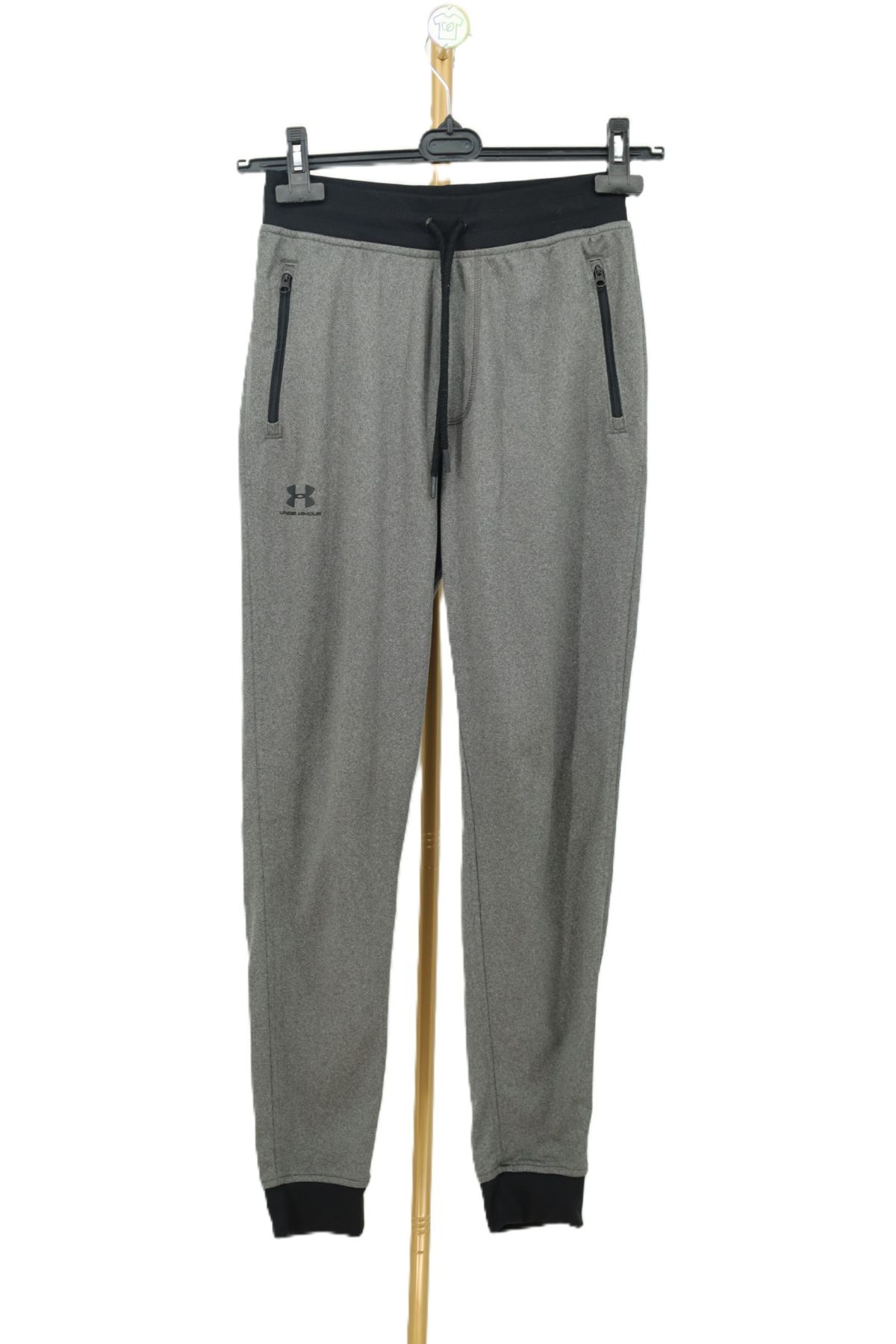 Szare męskie spodnie dresowe joggery Under Armour z czarnym pasem przód.