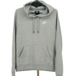 Szara bluza Nike z kapturem kangurka z białym logo na wieszaku.