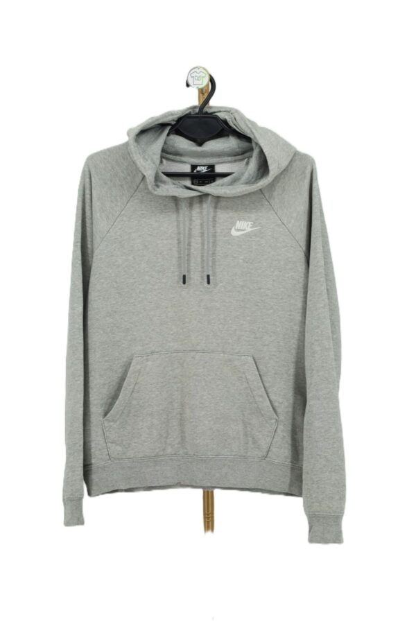 Szara bluza Nike z kapturem kangurka z białym logo na wieszaku.