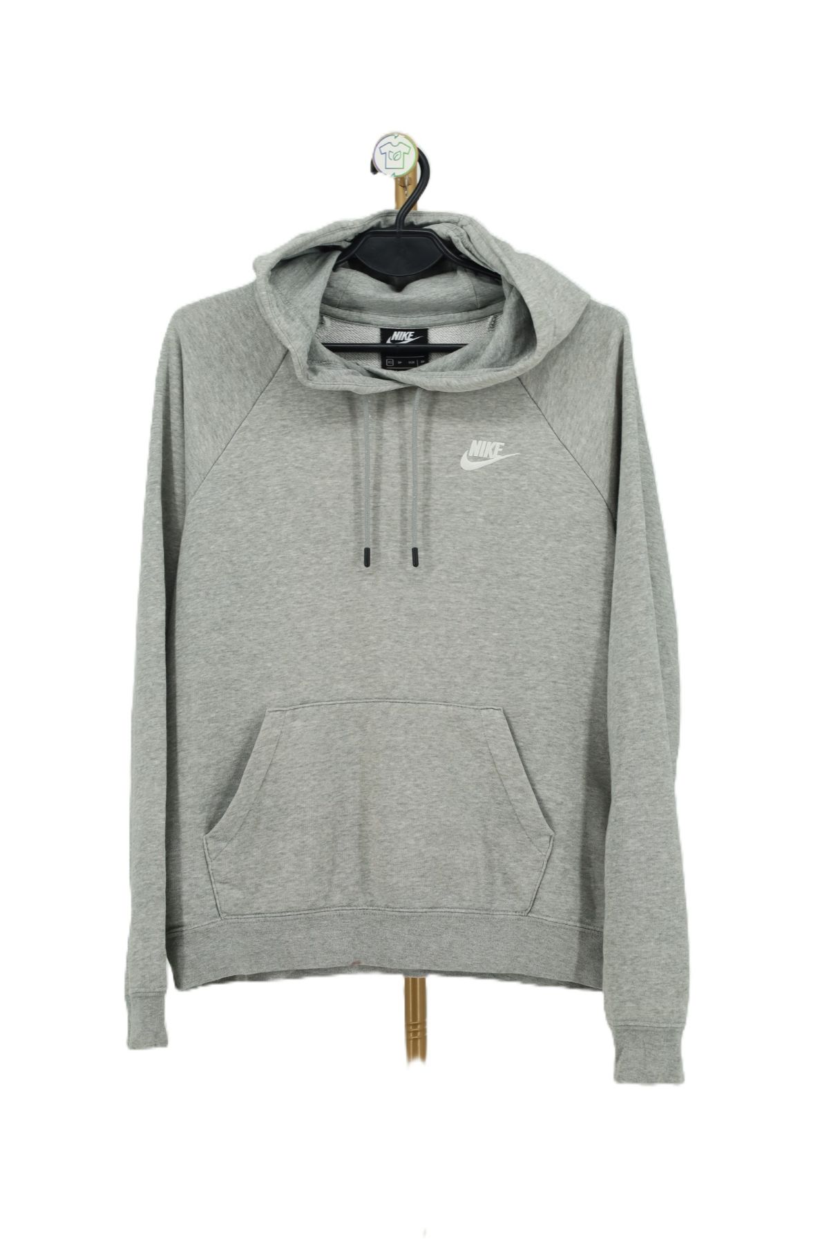 Szara bluza Nike z kapturem kangurka z białym logo na wieszaku.