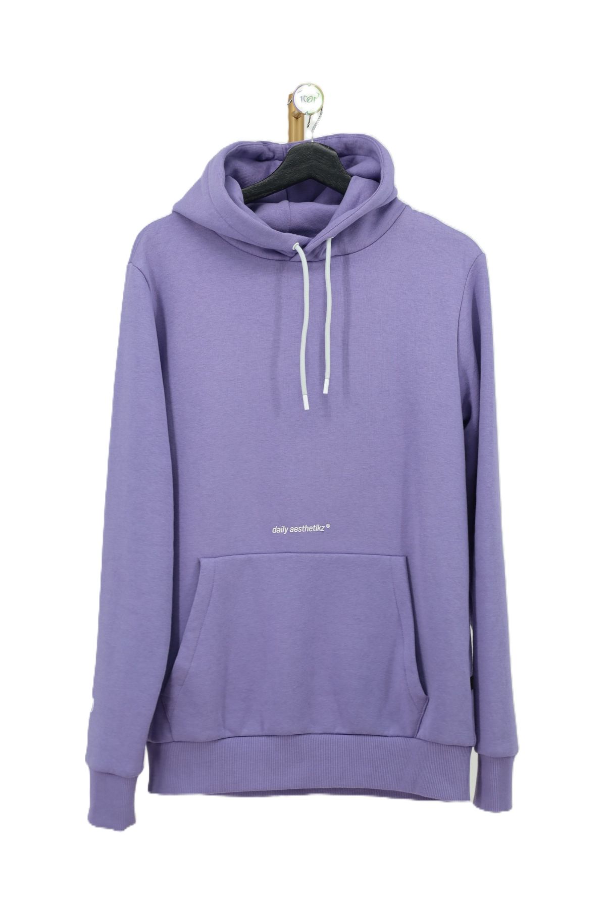 Pastelowo fioletowa bluza z kapturem Daily Aesthetikz przód na wieszaku.