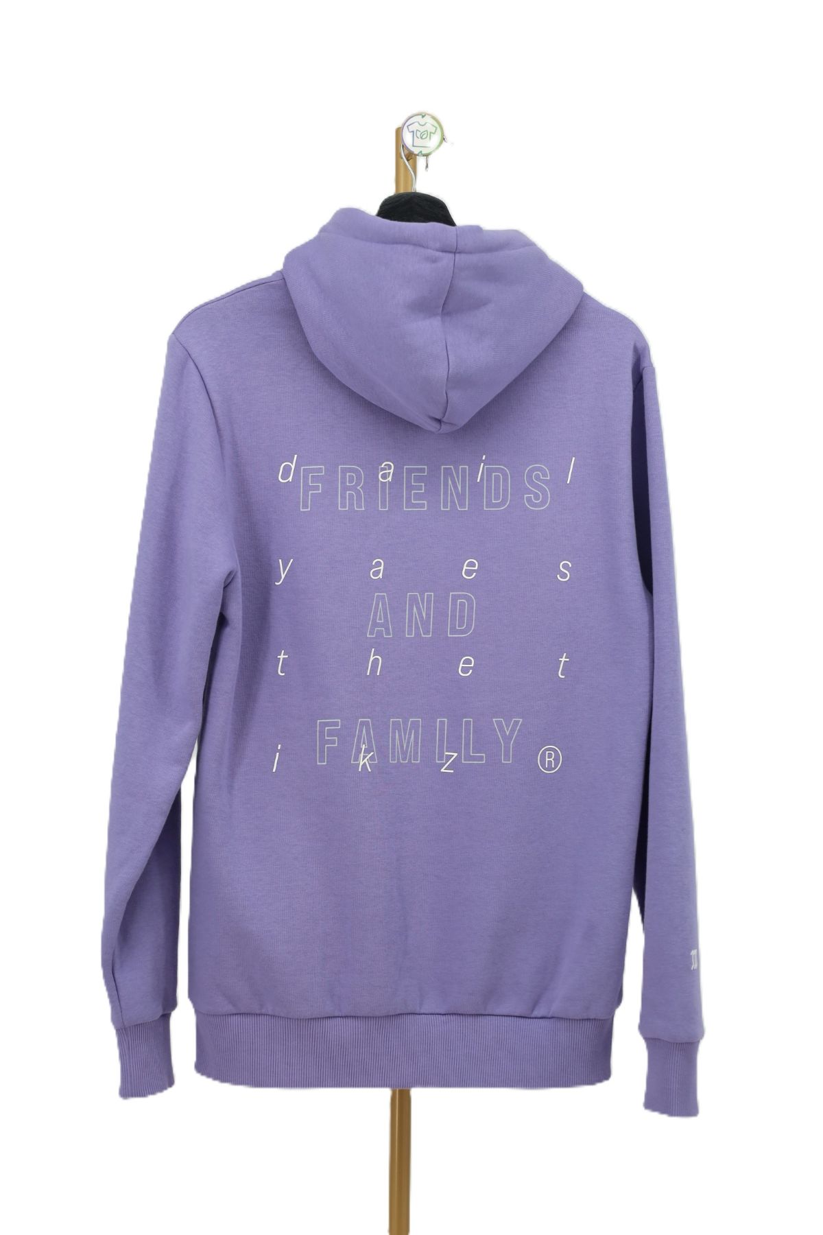 Tył fioletowej bluzy Daily Aesthetikz z białym nadrukiem Friends and Family.