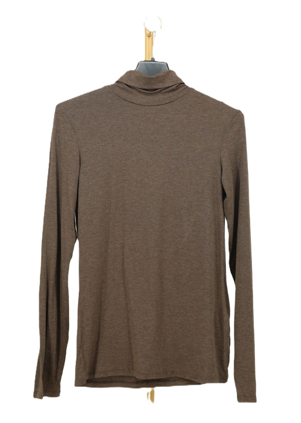 Gładki tył dopasowanego brązowego longsleeve z golfem Promod na wieszaku.