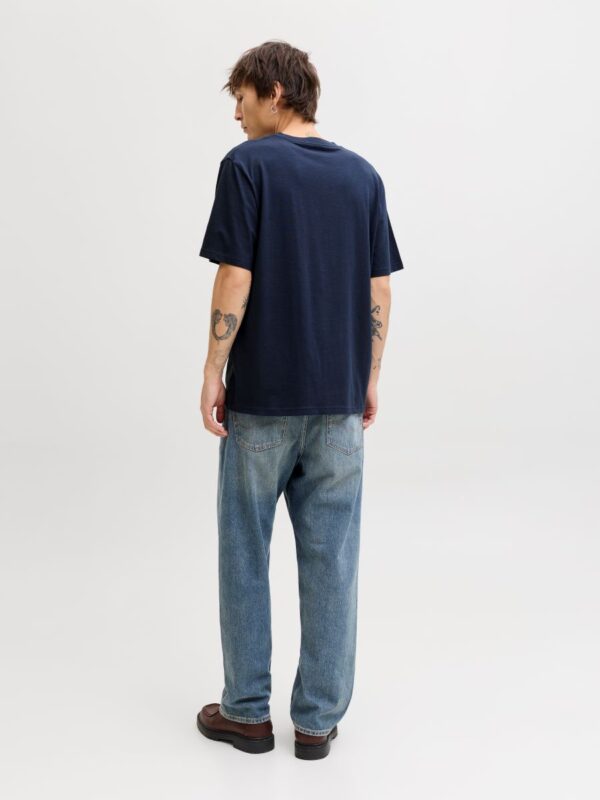 Tył męskiej granatowej koszulki bawełnianej Jack & Jones na modelu.
