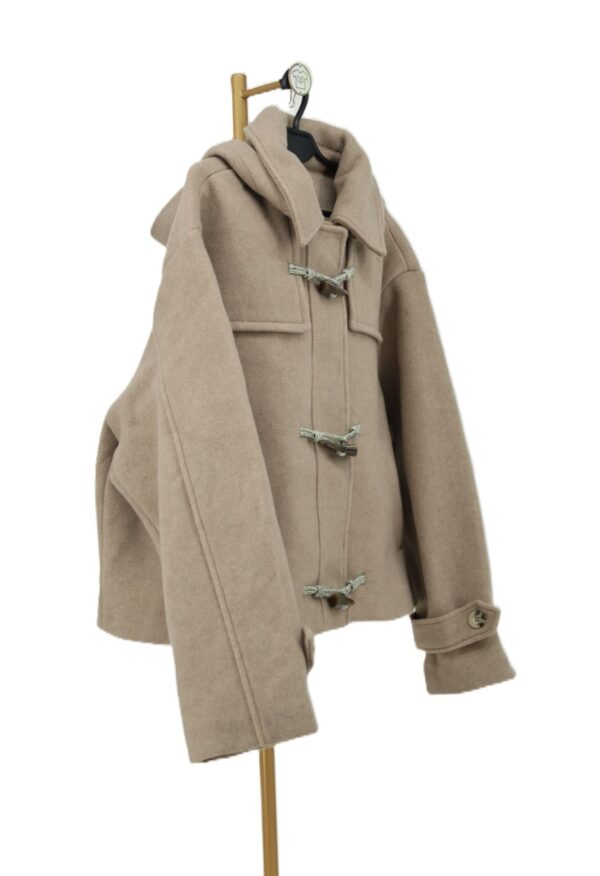 Bok krótkiego wełnianego płaszcza duffle coat Promod z kapturem camel.