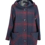 Krótki damski płaszcz z kapturem w kratę tartan Atmosphere – sklep Attic-Shop