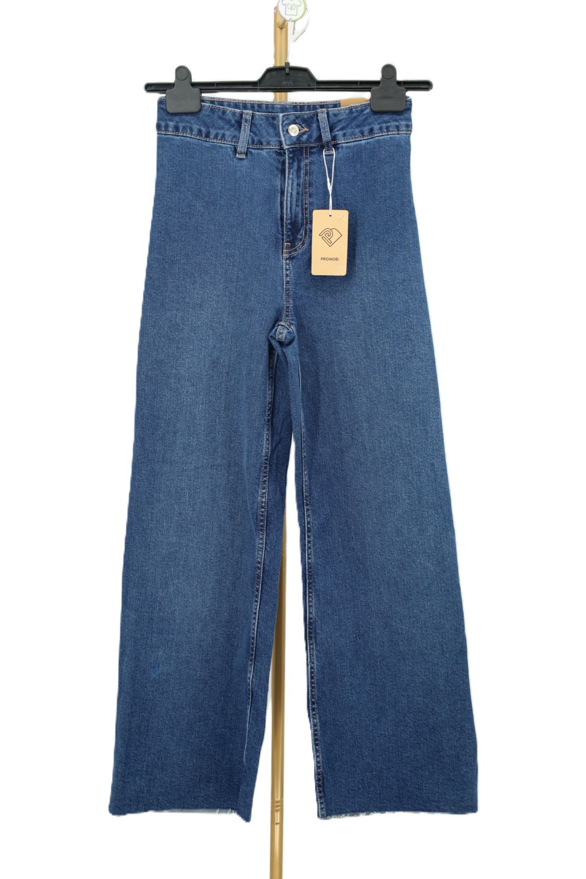Niebieskie damskie spodnie jeansowe wide leg z wysokim stanem Promod przód.