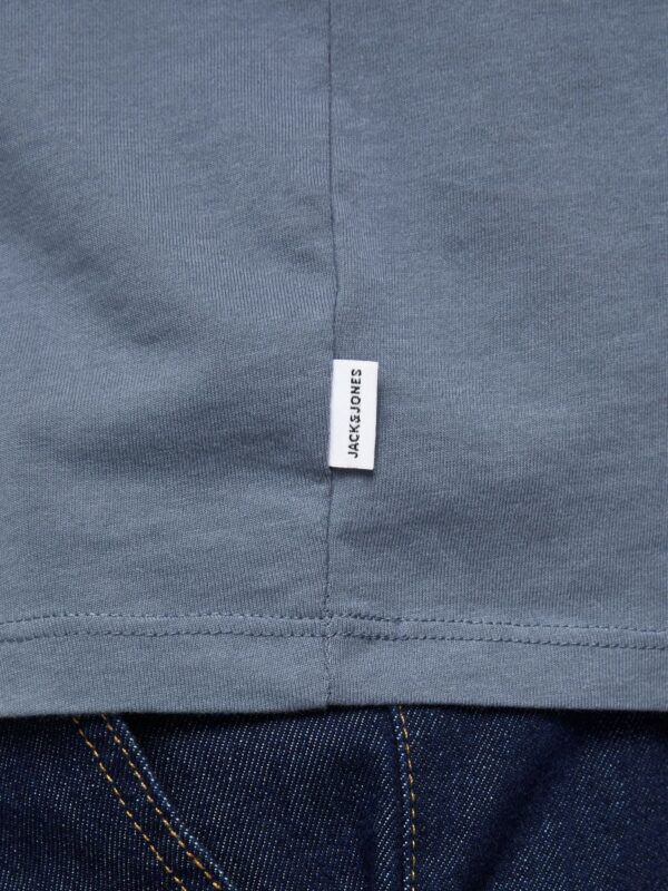 Zbliżenie na szew boczny i białą wszywkę z logo marki Jack & Jones.