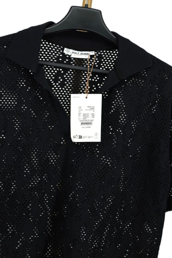 Detal gładkiego kołnierzyka polo, dekoltu w serek i metki papierowej Pulz Jeans XS.