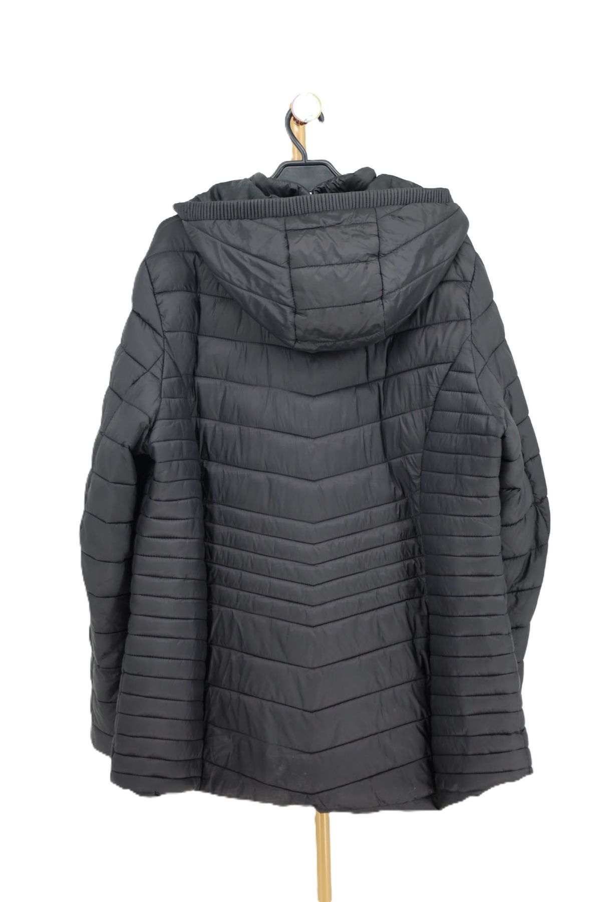 Tył czarnej kurtki przejściowej MS Mode z pikowaniem w jodełkę.