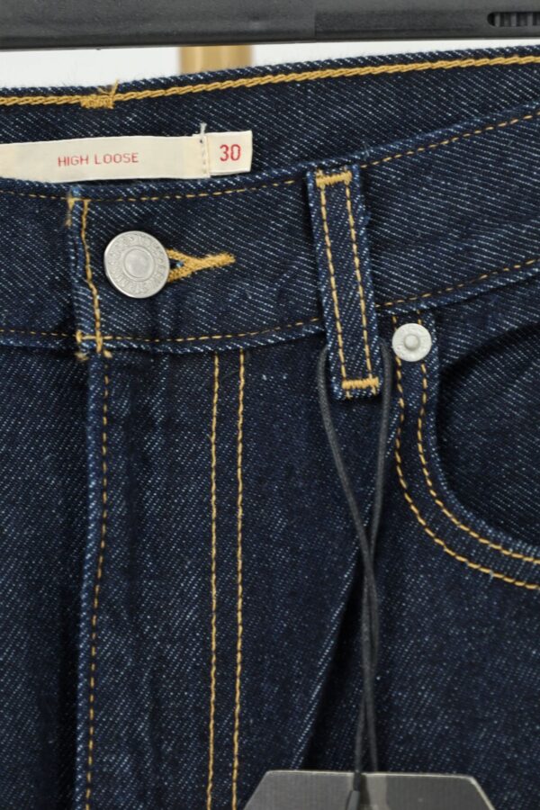 Sygnowany guzik Levi Strauss i ruda stębnówka w jeansach High Loose W30.