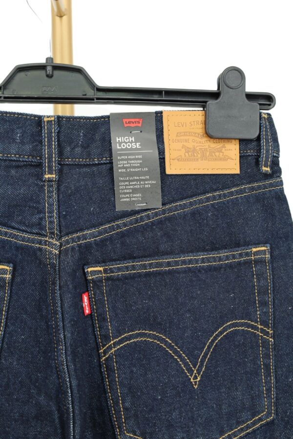 Kieszeń tylna jeansów Levi's z czerwonym logo Red Tab i metką High Loose.