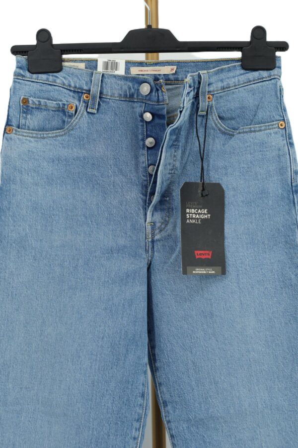 Rozporek na metalowe guziki button fly i metka w jeansach Levi's Premium Ribcage rozmiar 29.