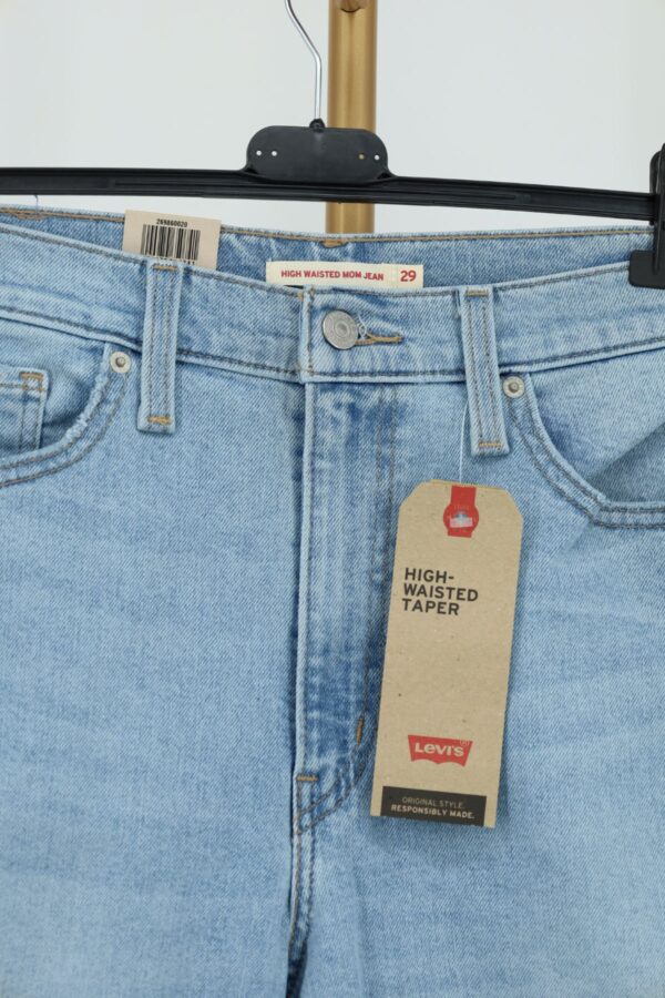 Detal wysokiego stanu z papierową metką Levi's High-Waisted Taper rozmiar 29.