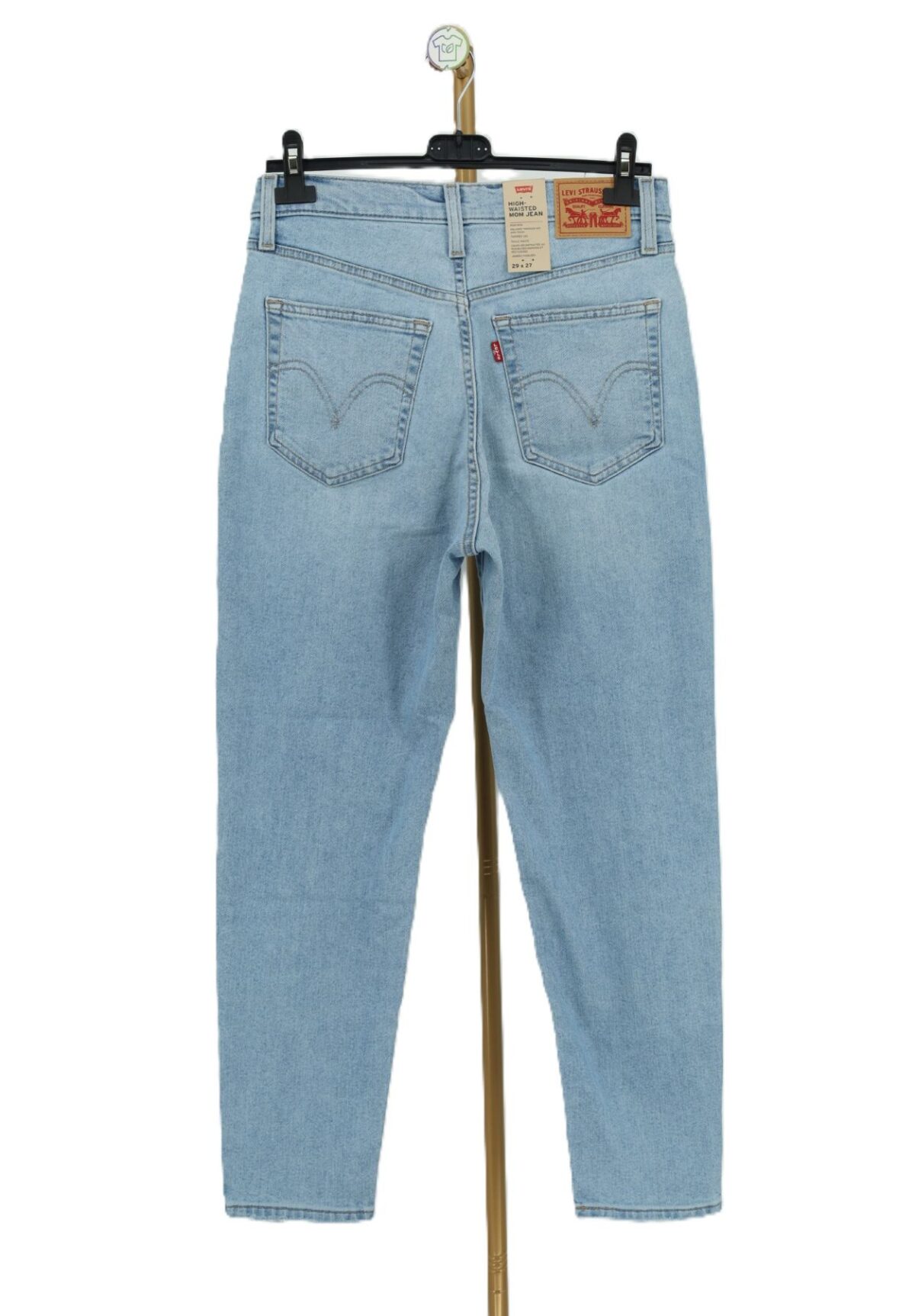 ył jasnych jeansów Levi's High Waisted Mom Jean z naszywką i czerwoną metką Red Tab.