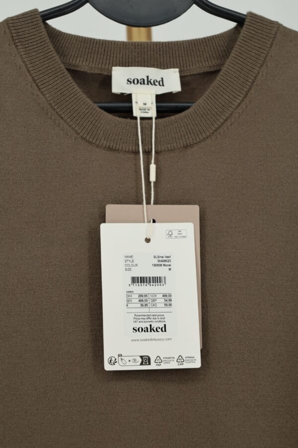 Detal okrągłego ściągacza przy dekolcie i papierowej metki Soaked in Luxury SLSina Vest M.