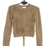 Beżowy krótki puszysty kardigan crop top na zamek Bershka zapięty przód.