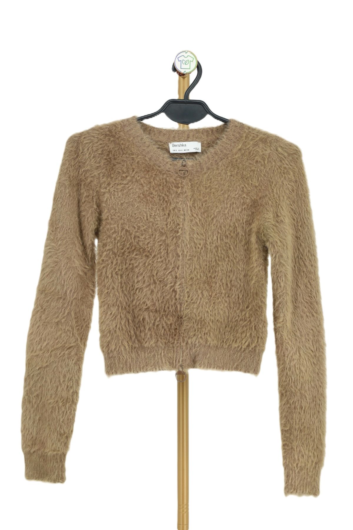 Krótki puszysty kardigan Beżowy krótki puszysty kardigan crop top na zamek Bershka zapięty przód.