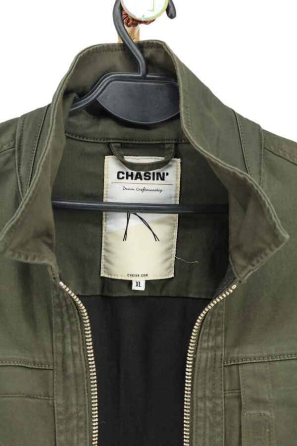 Zbliżenie na kołnierz, suwak oraz metkę CHASIN' Denim Craftsmanship XL.