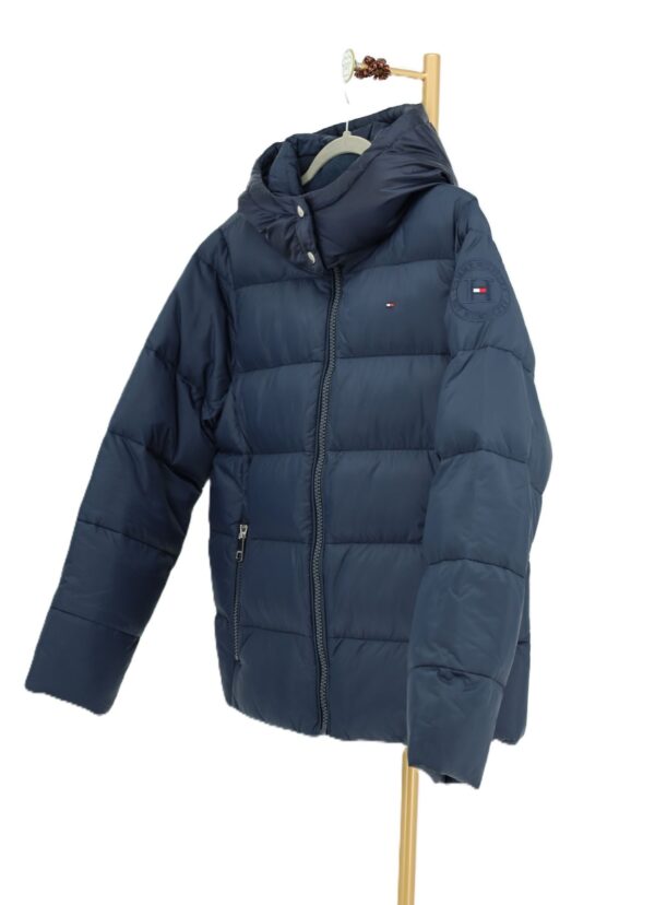 Granatowa damska kurtka zimowa pikowana Tommy Hilfiger z kapturem bok.