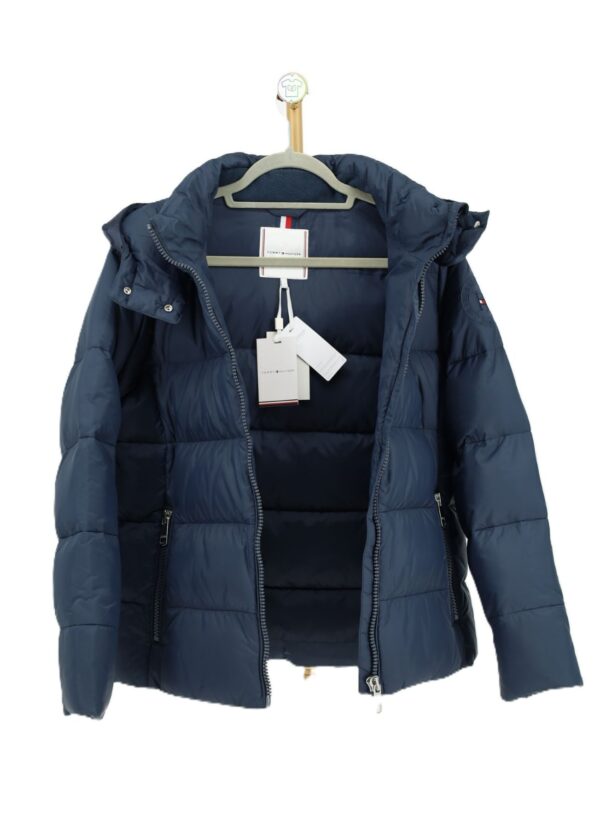 Rozpięta kurtka Tommy Hilfiger z widocznymi metkami papierowymi i kołnierzem.