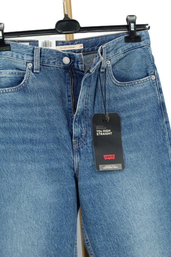 Detal wysokiego stanu z czarną metką Levi's Premium 70s High Straight W29.