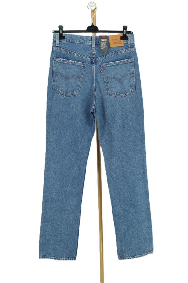 Tył niebieskich spodni Levi's 70s High Straight ze skórzaną naszywką i Red Tab.