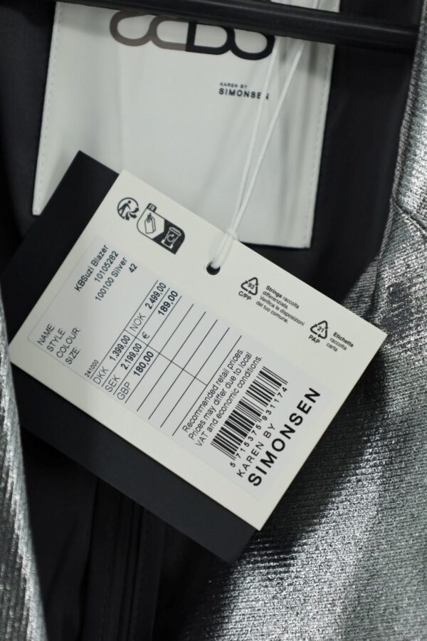 Papierowa metka z ceną 189 EUR i kodem modelu KBSuzi Blazer Karen by Simonsen.