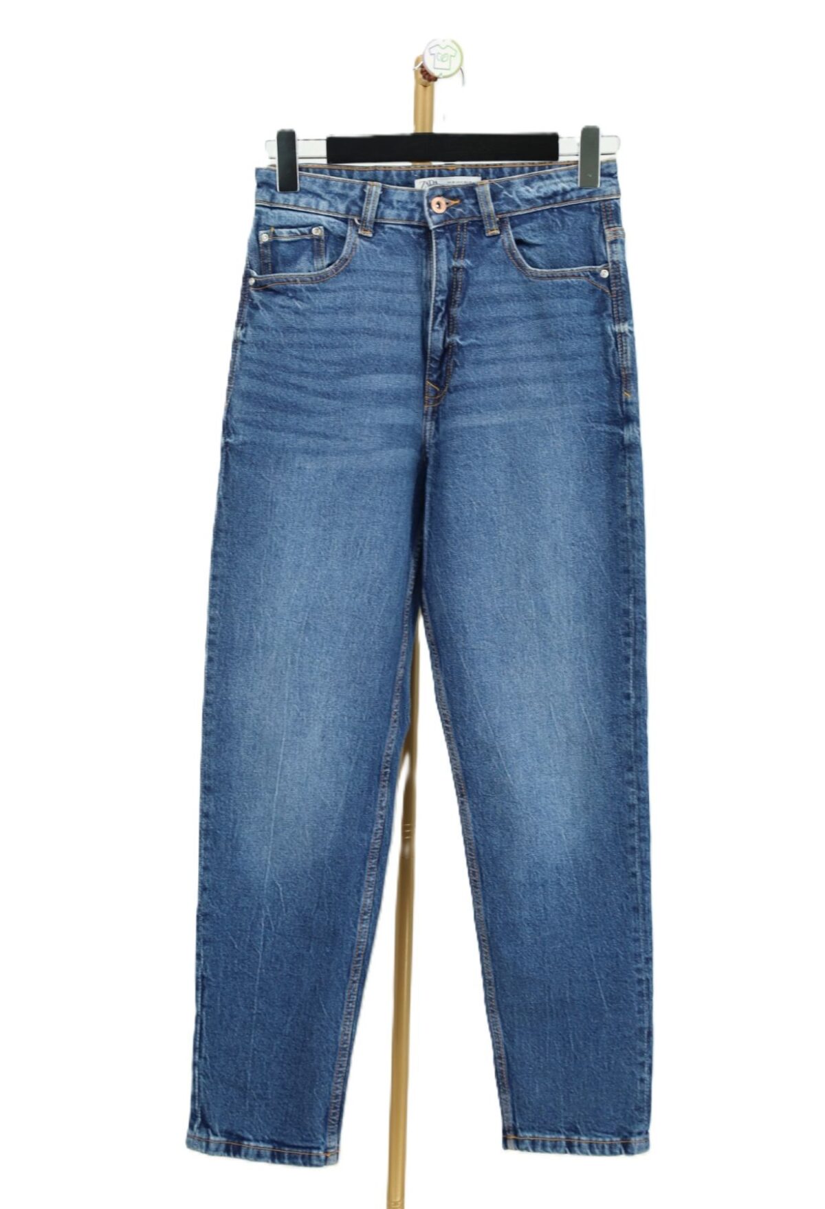 Niebieskie jeansy mom fit Zara z wysokim stanem na wieszaku przód
