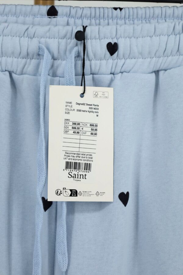 Papierowa metka modelu DagnaSZ Sweat Pants Saint Tropez z ceną 59,95 euro.