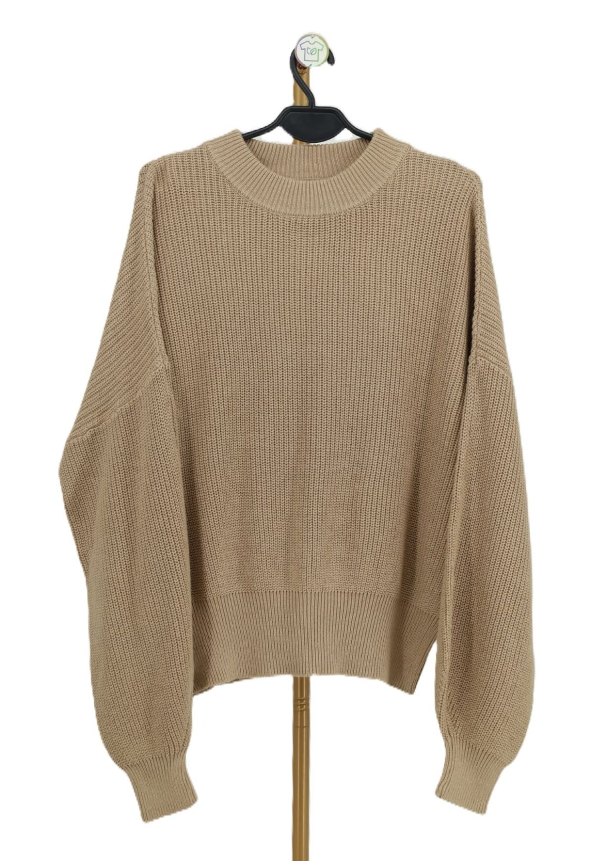 Beżowy sweter oversize damski z prążkowanej dzianiny przód.