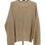 Beżowy sweter oversize damski z prążkowanej dzianiny przód.