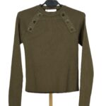 Oliwkowy sweter prążkowany Zara z ozdobnymi guzikami na ramionach przód.